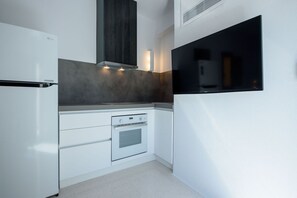 Réfrigérateur, un four, surface de cuisson, grille-pain
