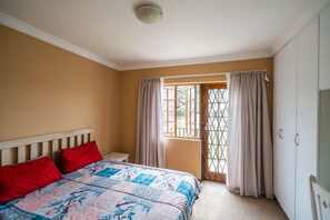 2 bedrooms, iron/ironing board, bed sheets - Escape to Our Coastal Oasis: Your Home Away from Home, Just Steps from the Beach (Port Alfred)