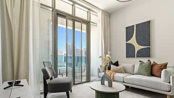 Departamento Deluxe | Área de sala de estar | Smart TV de 50 pulgadas con canales digitales