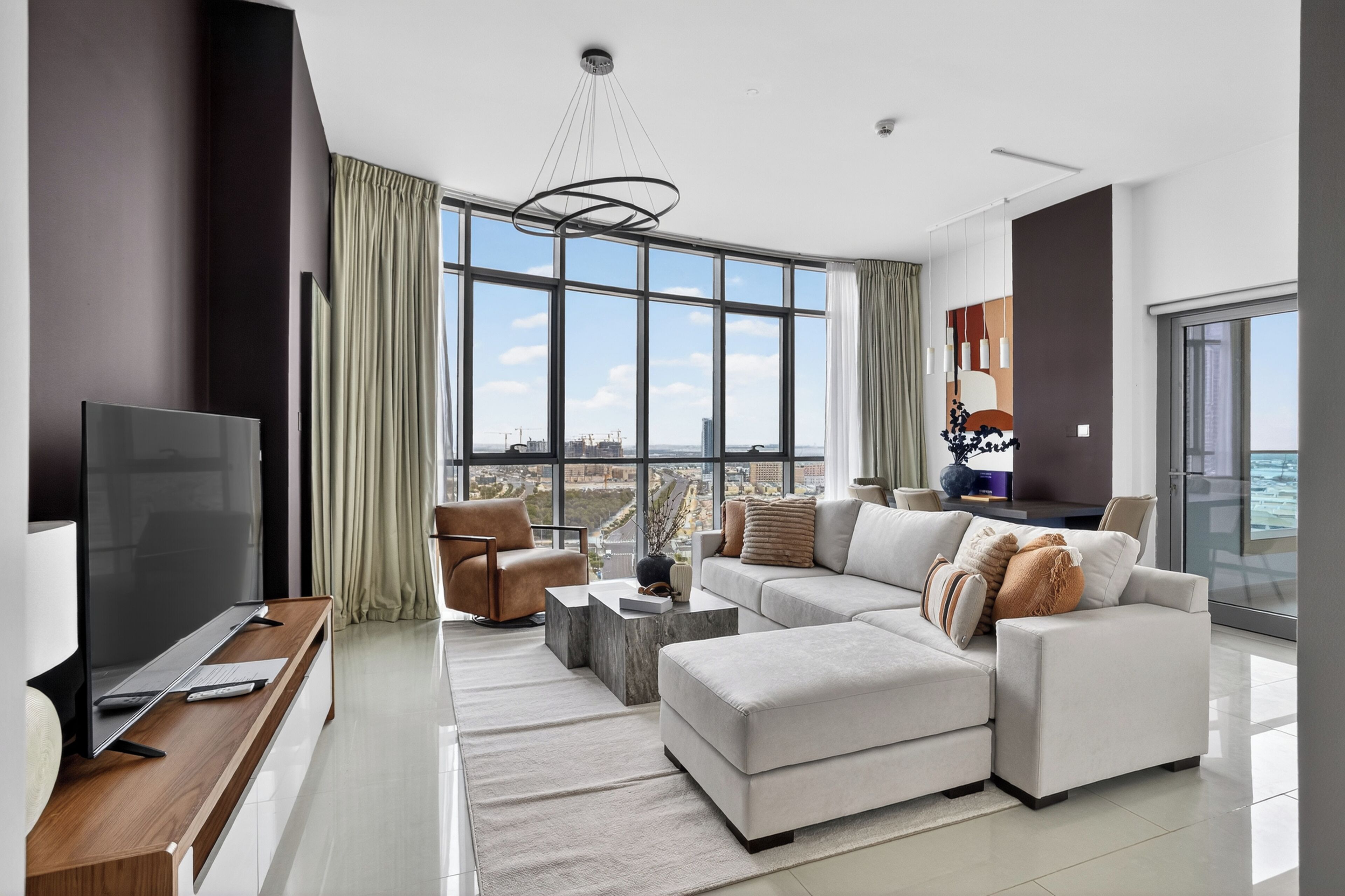 Leilighet – signature | Oppholdsområde | En 50-tommers smart-TV med digitale kanaler