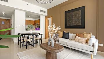 Apartamento Grand | Zona de estar | Smart TV de 50 pulgadas con canales digitales