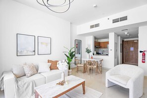 Apartament prèmium | Sala d'estar | Televisor intel·ligent de 50 polzades amb canals digitals 