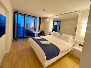 1 dormitorio, escritorio, tabla de planchar con plancha y wifi