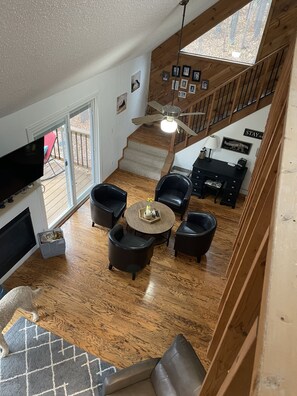 Una televisión, una chimenea, videojuegos, un reproductor de DVD