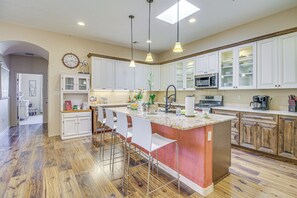 Fridge, microwave, stovetop, dishwasher