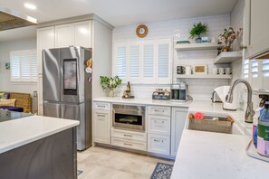 Fridge, microwave, stovetop, dishwasher