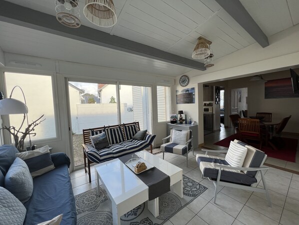 Smart TV, books - Maison de Famille Entre Plage et Commerces (Pornichet)