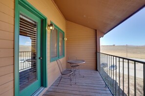 Outdoor dining - Private Balcony & Mtn Views: Granby Studio! (Granby)