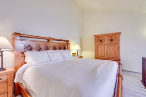 Tabla de planchar con plancha, internet y ropa de cama