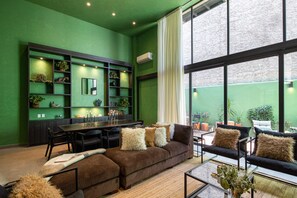 Casa de luxe | Sala d'estar | Televisor de 50 polzades amb canals per cable, llar de foc i Netflix