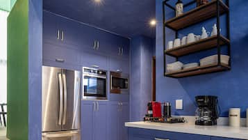 Luxury House | Private kitchen | Full-size fridge, microwave, oven, dishwasher