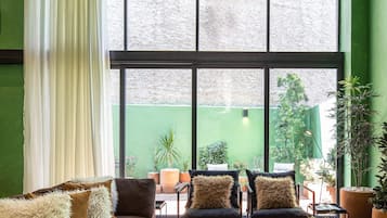 Casa de lujo | Área de sala de estar | Televisión de 50 pulgadas con canales por cable, chimenea y Netflix