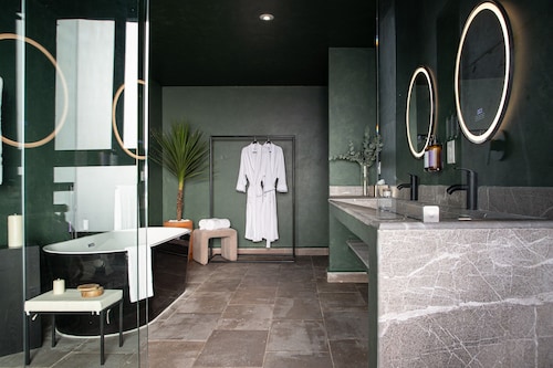 Downtown Luxury 5BR Home Rooftop Views