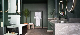 Downtown Luxury 5BR Home Rooftop Views