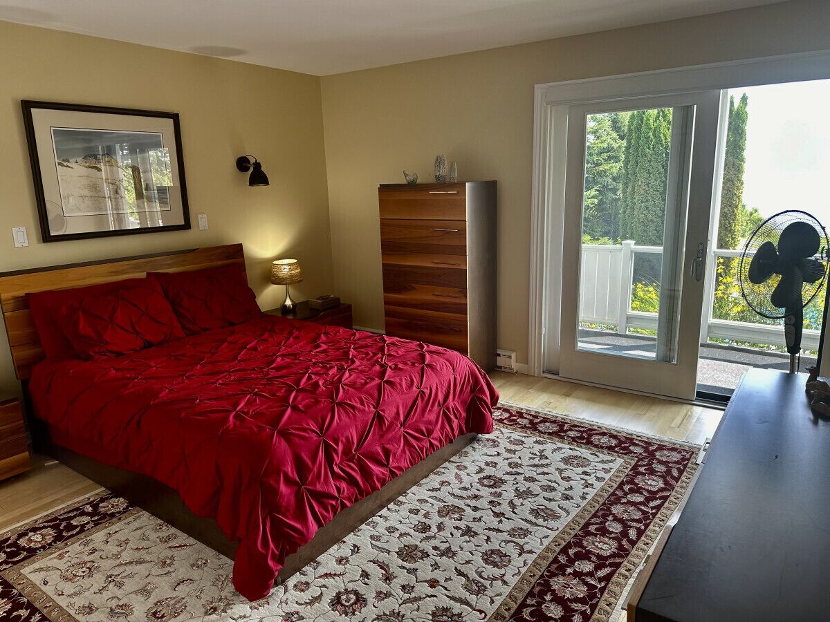 5 bedrooms, desk, iron/ironing board, travel cot