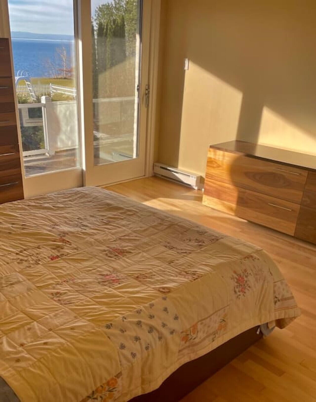 5 bedrooms, desk, iron/ironing board, travel crib