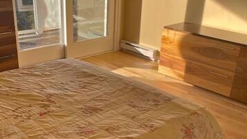 5 bedrooms, desk, iron/ironing board, travel crib