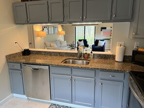 冷蔵庫、電子レンジ、オーブン、コンロ