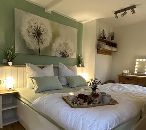 1 sovrum, skrivbord, strykjärn/strykbräda och resesäng