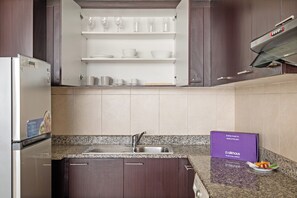 Superior appartement | Privékeuken | Een koelkast, een microgolfoven, een oven, een kookplaat