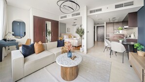 Un salon moderne avec un canapé, une table basse et un coin repas.