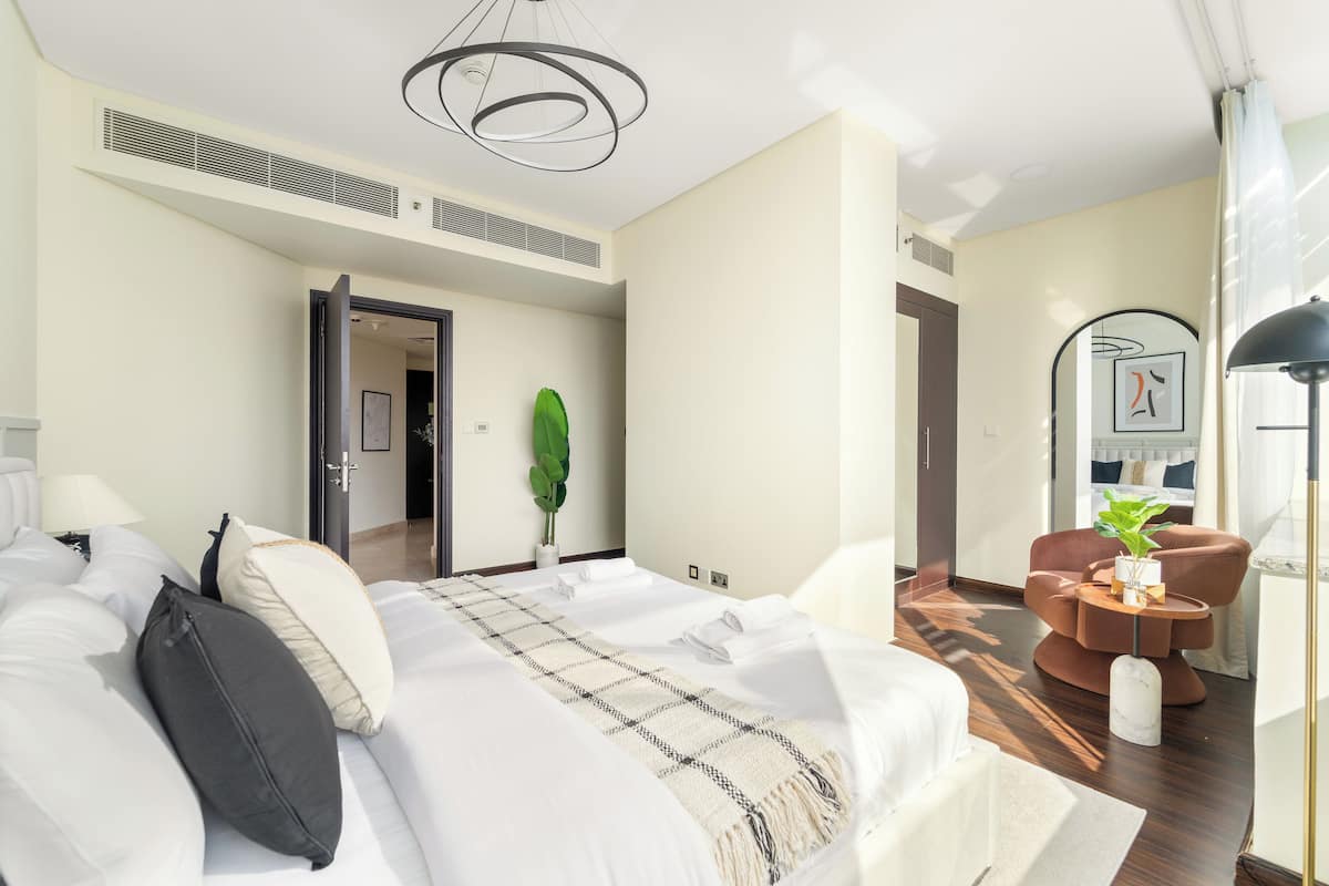 Apartemen Deluks | Seprai premium, busa memori, brankas, dan meja kerja
