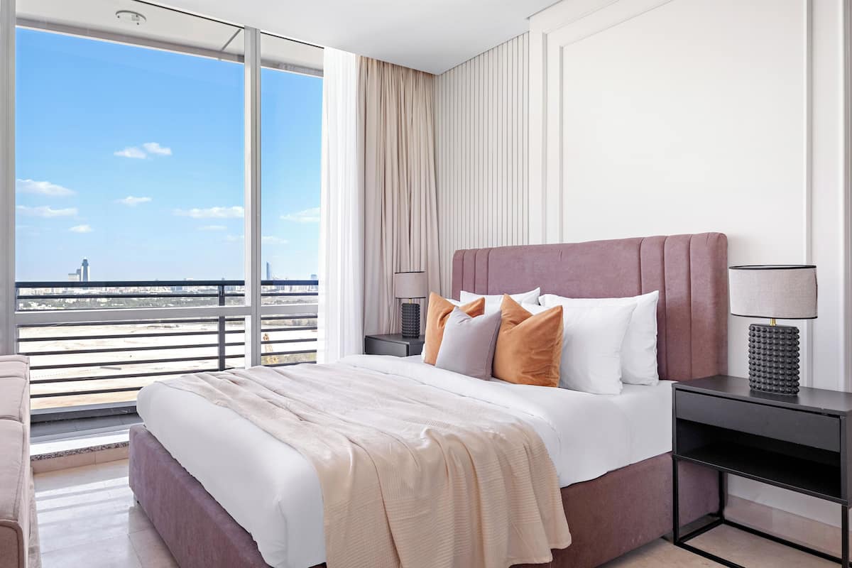 Studio Comfort | Seprai premium, busa memori, brankas, dan meja kerja