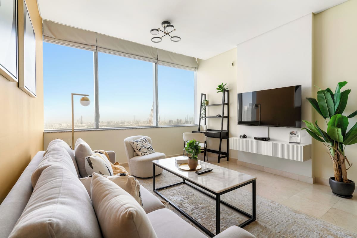 Apartemen Eksklusif | Area keluarga | Smart TV 50-inci dengan saluran TV digital