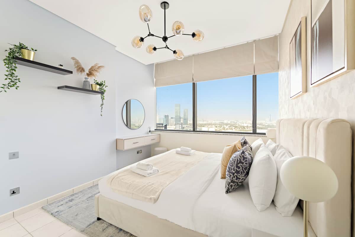 Apartemen Comfort | Seprai premium, busa memori, brankas, dan meja kerja