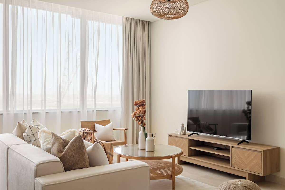 Superior appartement | Woonruimte | Een 50-inch smart-tv met digitale zenders