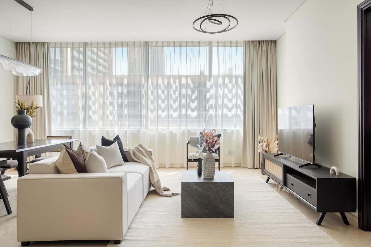 Comfort appartement | Woonruimte | Een 50-inch smart-tv met digitale zenders