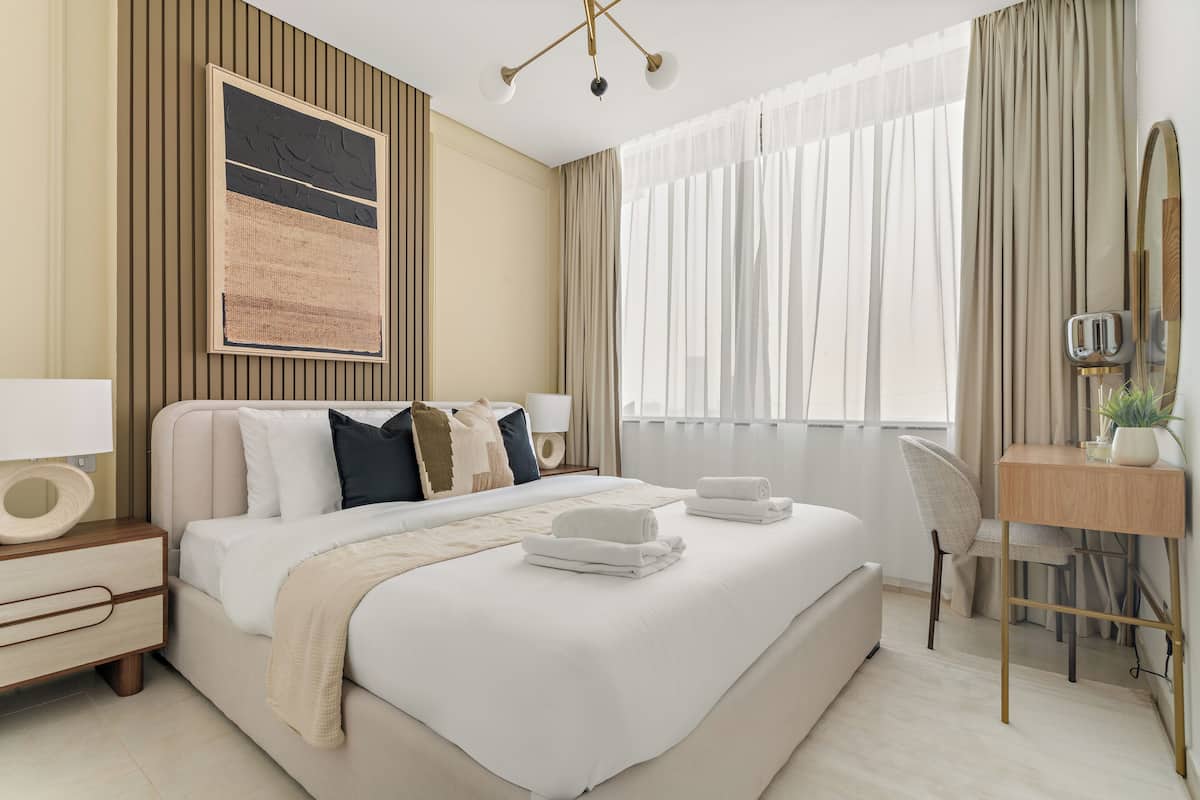 Apartemen Standar | Seprai premium, busa memori, brankas, dan meja kerja
