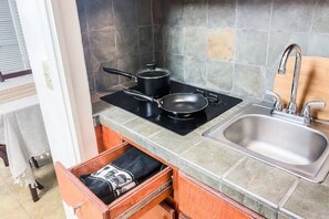 Fridge, microwave, stovetop, coffee/tea maker - A Peaceful Place Casita – Private Studio with Patio Near TMC, UofA & The Loop (Tucson)