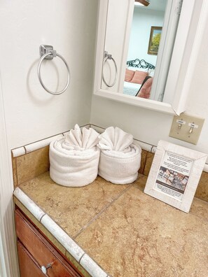 1 bedroom, iron/ironing board, free WiFi, bed sheets - A Peaceful Place Casita – Private Studio with Patio Near TMC, UofA & The Loop (Tucson)