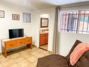 Smart TV, books - A Peaceful Place Casita – Private Studio with Patio Near TMC, UofA & The Loop (Tucson)