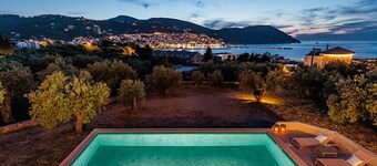 Sunshine Villa in Great Location. 33ft long Pool.