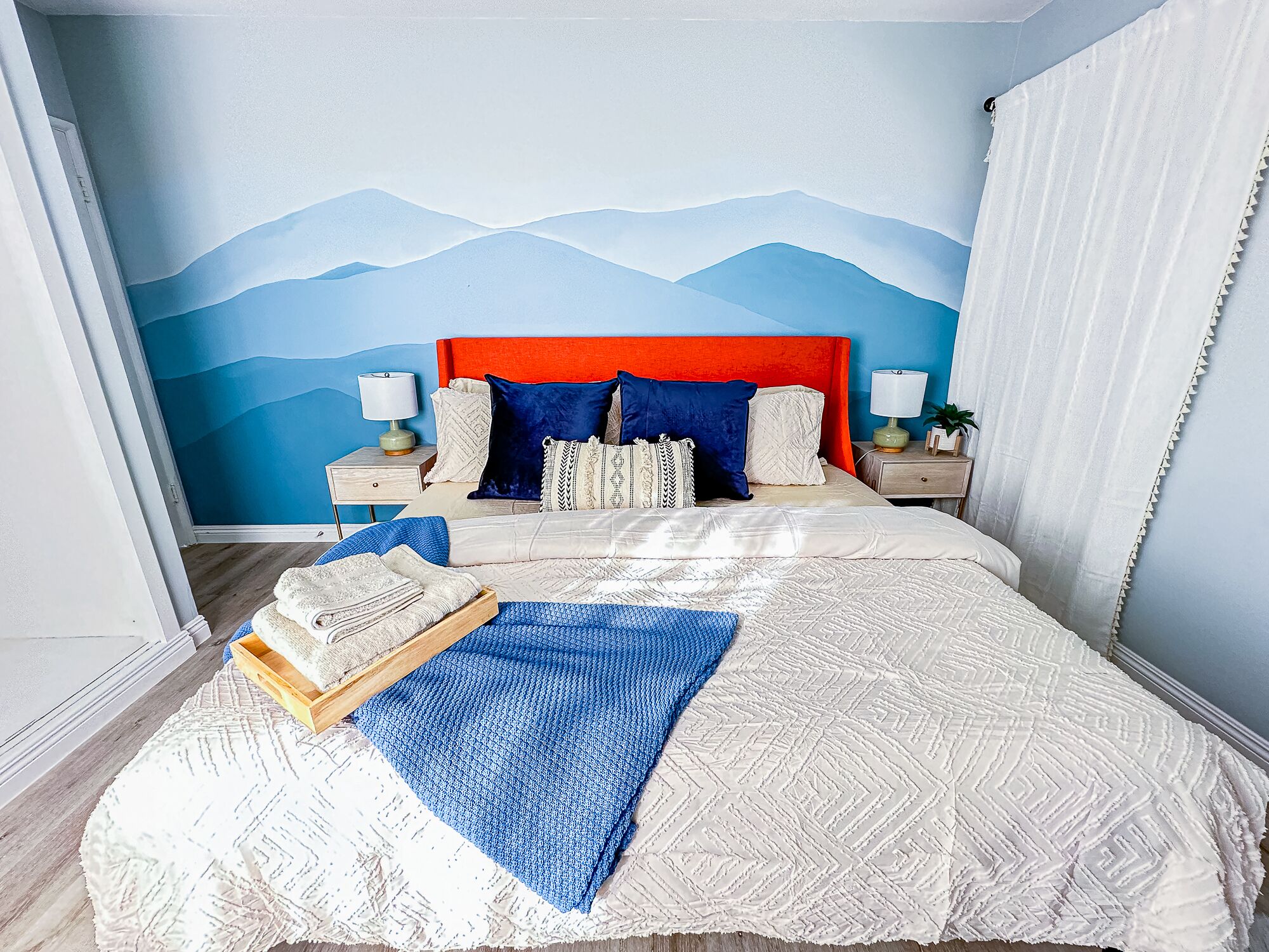 3 habitaciones, escritorio y tabla de planchar con plancha 