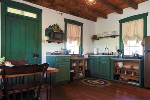 Réfrigérateur, micro-ondes, plaque de cuisson, cafetière/bouilloire