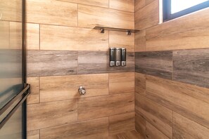Shower, hair dryer, towels, soap - Charming, beautiful cabin. (La Fortuna)