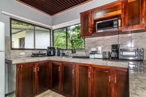 Fridge, microwave, stovetop, coffee/tea maker - Charming, beautiful cabin. (La Fortuna)
