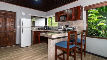 Refrigerador, microondas, parrilla de estufa y cafetera y tetera