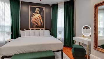 2 quartos, escrivaninha, ferros/tábuas de passar roupa, berço de viagem