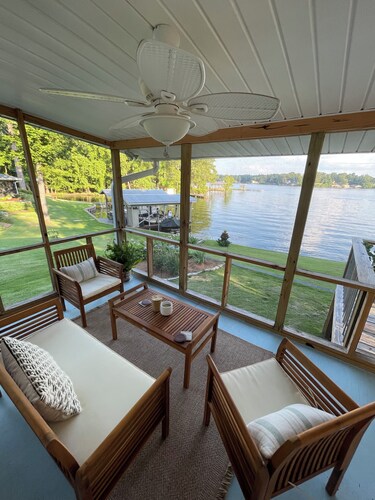 The Cabin On Dogwood - A cozy 1950's Cabin on Lake Jordan, Alabama