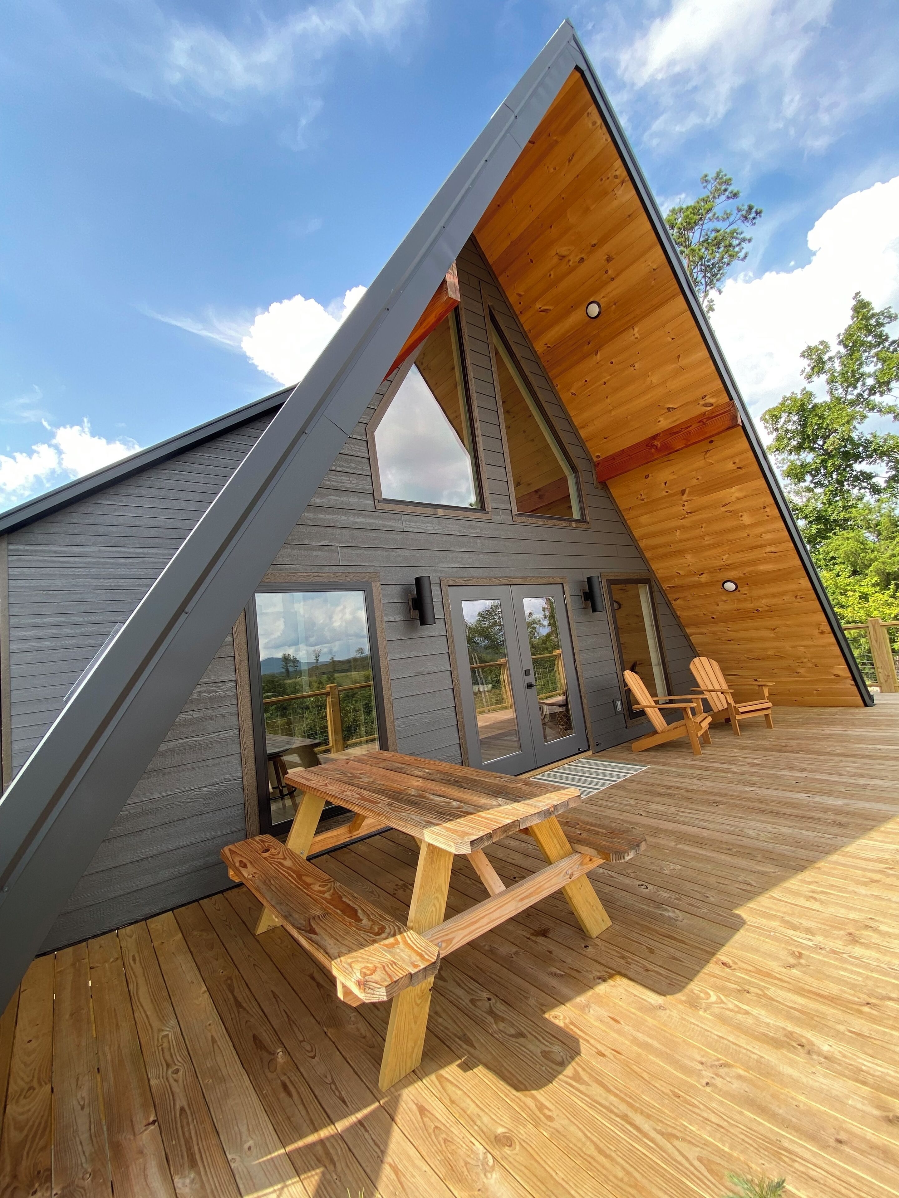 Modern 3-bedroom chalet with Starlink, hot tub, AC in delightful Jasper.