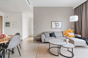 Leilighet – exclusive | Oppholdsområde | En 51-tommers LED-TV med kabel-kanaler