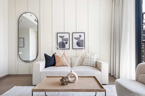 Leilighet – classic | Oppholdsområde | En 51-tommers LED-TV med kabel-kanaler