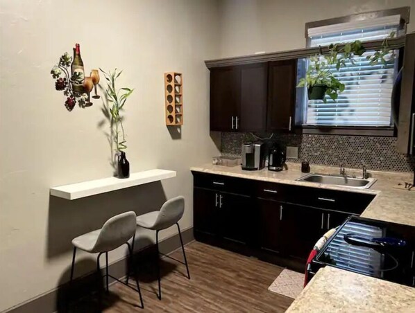 冷蔵庫、電子レンジ、オーブン、コンロ