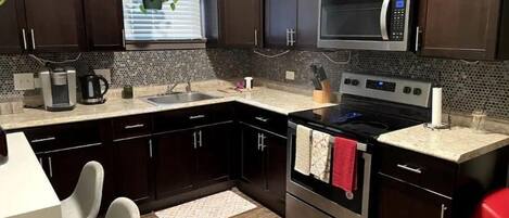 KĂŒhlschrank, Mikrowelle, Ofen, Herdplatte