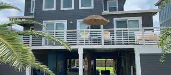 RELAX & REFRESH in an amazing house by the bay.