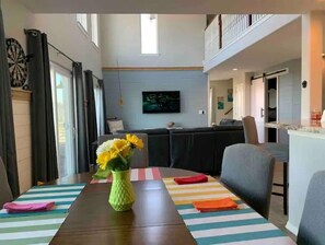 Dining - RELAX & REFRESH in an amazing house by the bay. (Galveston)
